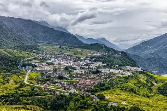Yuchai Services Walking on the Top of the Himalayas